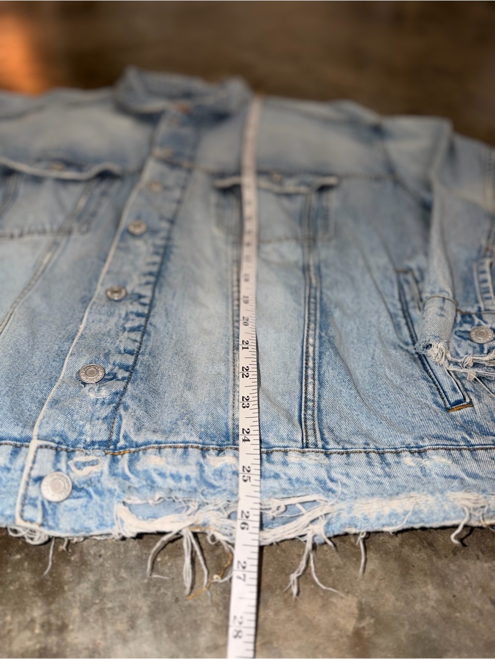 & Denim Distressed Oversized Denim Jacket Light Wash Raw Hem XL Fall Tailgate - Picture 4 of 12